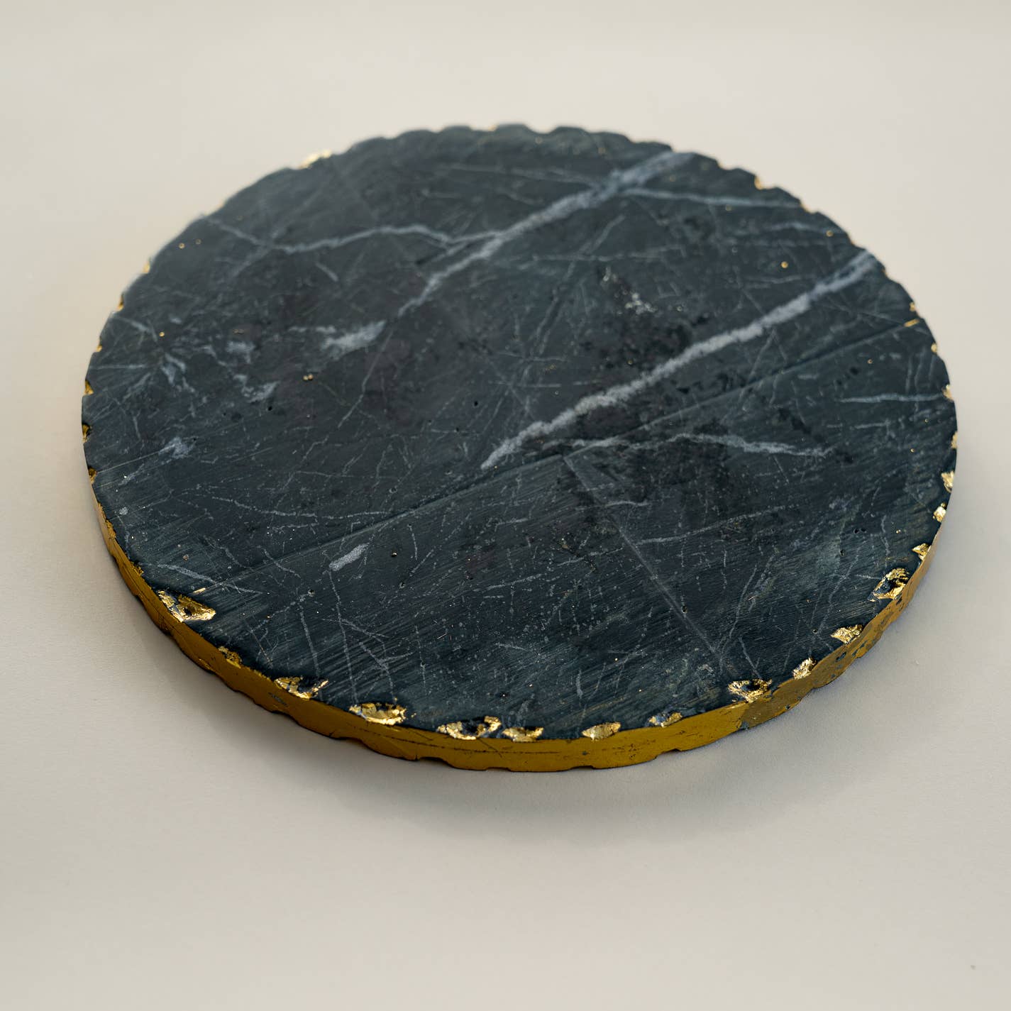 Black Marble Round Trivet w/ Rough Gold Edge Large